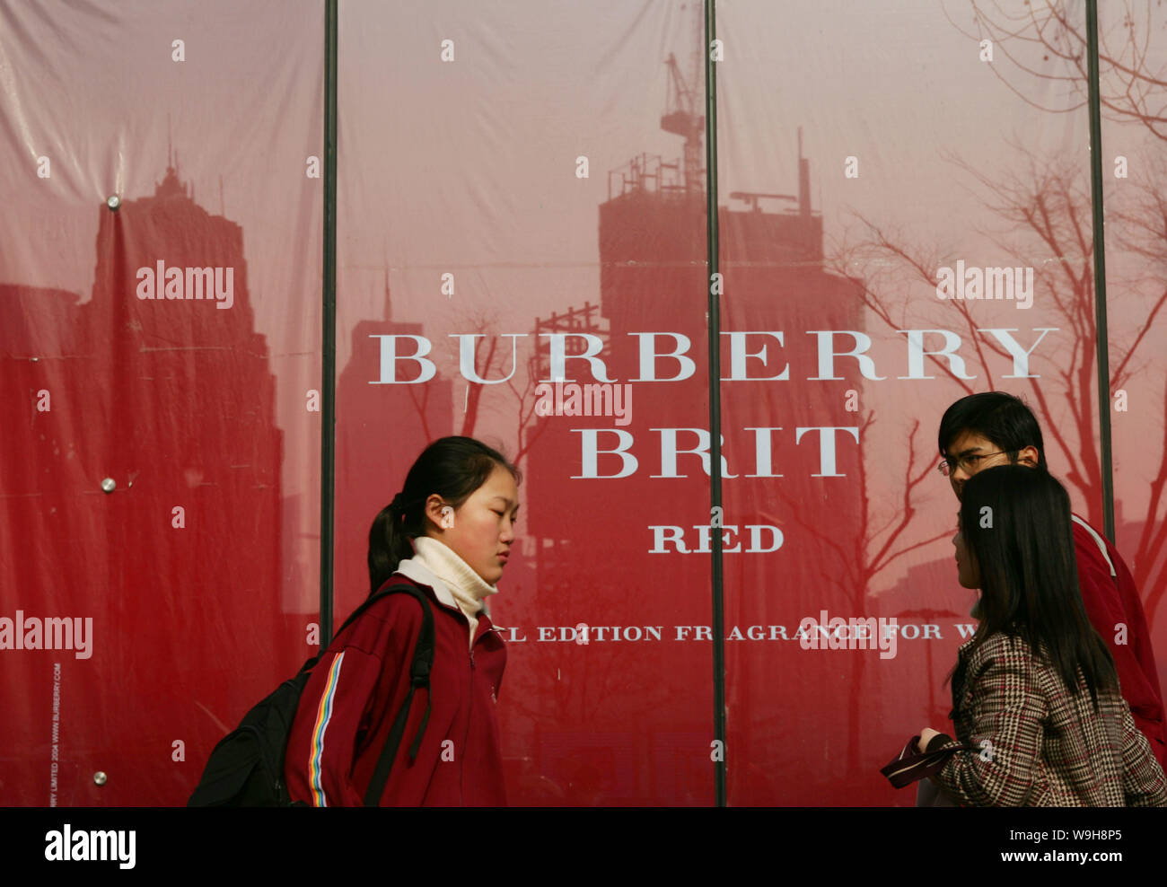 La gente del posto a piedi passato Burberry boutique a Shanghai, 2006 vestiti da leader a livello internazionale di marchi di moda sono state dichiarate declassati in Cina con s Foto Stock