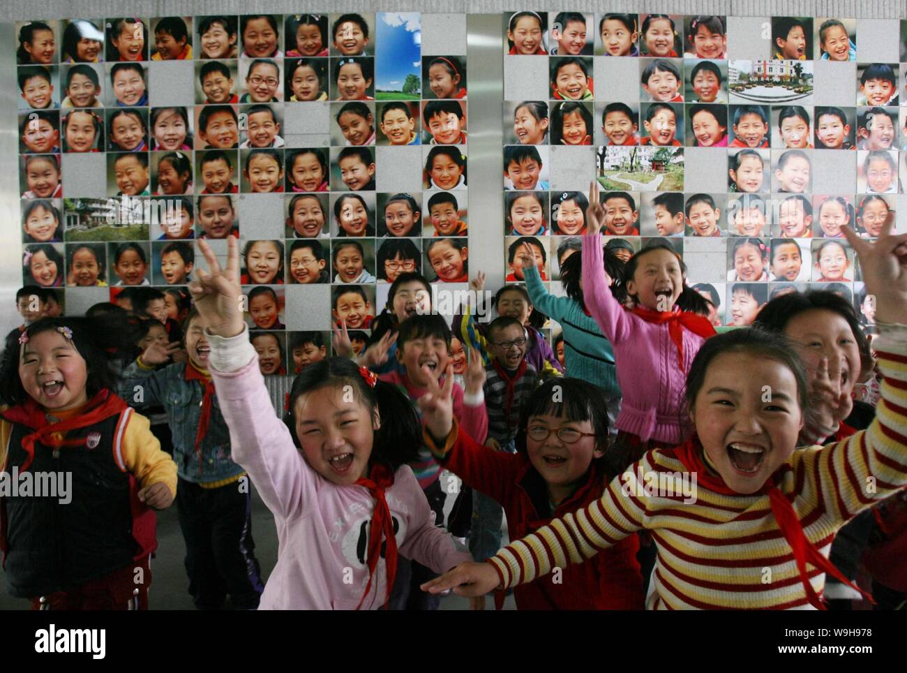 Scuola di allietare i ragazzi di fronte alla faccia sorridente parete con i loro ritratti al No.1 Gulou Elementray Scuola n Nanjing East Chinas provincia dello Jiangsu, Apri Foto Stock