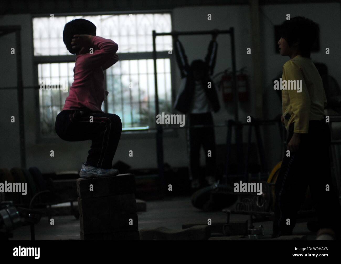 I bambini cinesi pratica pesare il sollevamento a Xiamen Centro Sportivo in Xiamen, sudest Chinas provincia del Fujian, Gennaio 17, 2007 un totale di 47 ragazzi Foto Stock