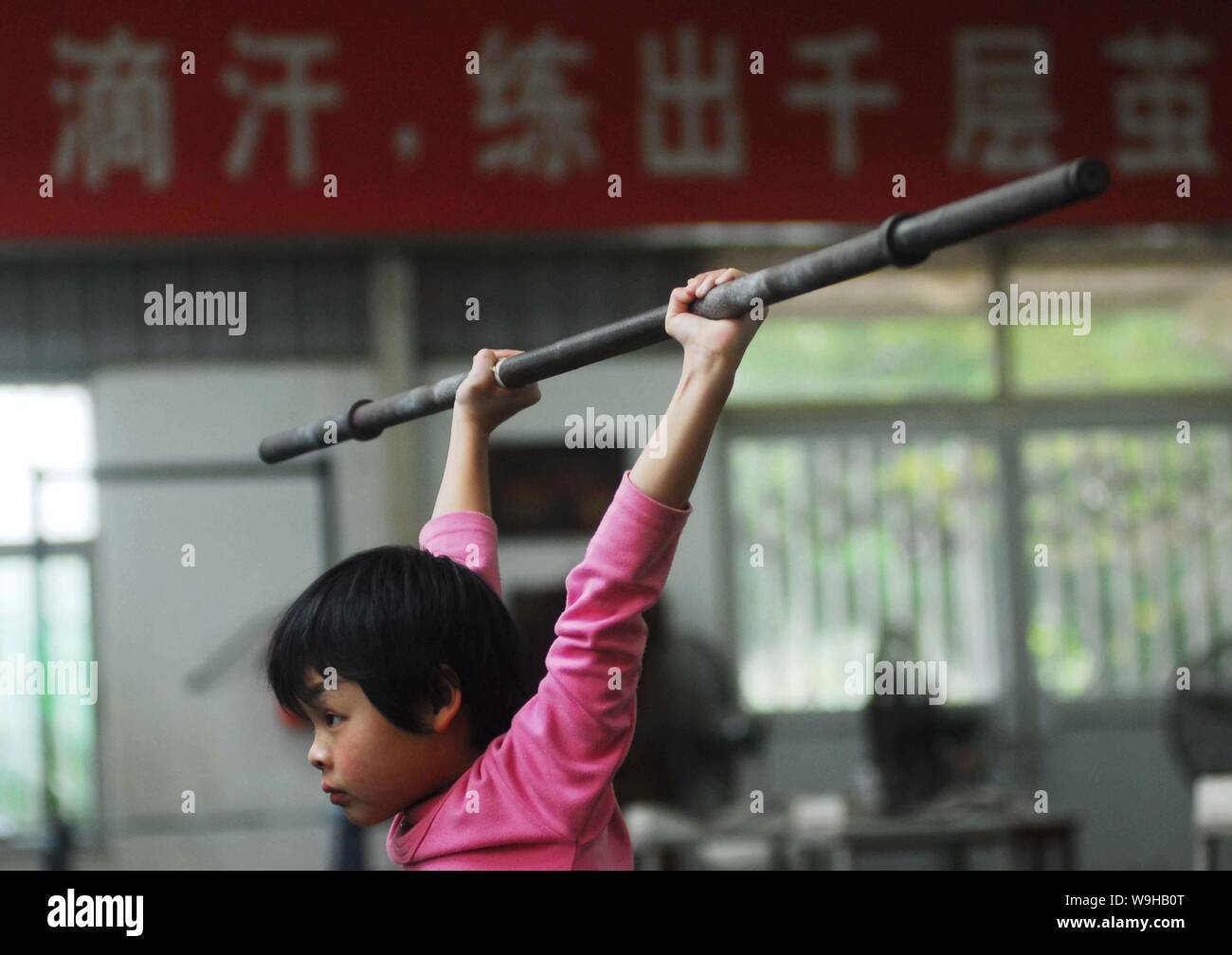 Una ragazza cinese di pesare le pratiche di sollevamento a Xiamen Centro Sportivo in Xiamen, sudest Chinas provincia del Fujian, Gennaio 17, 2007 un totale di 47 ragazzi Foto Stock
