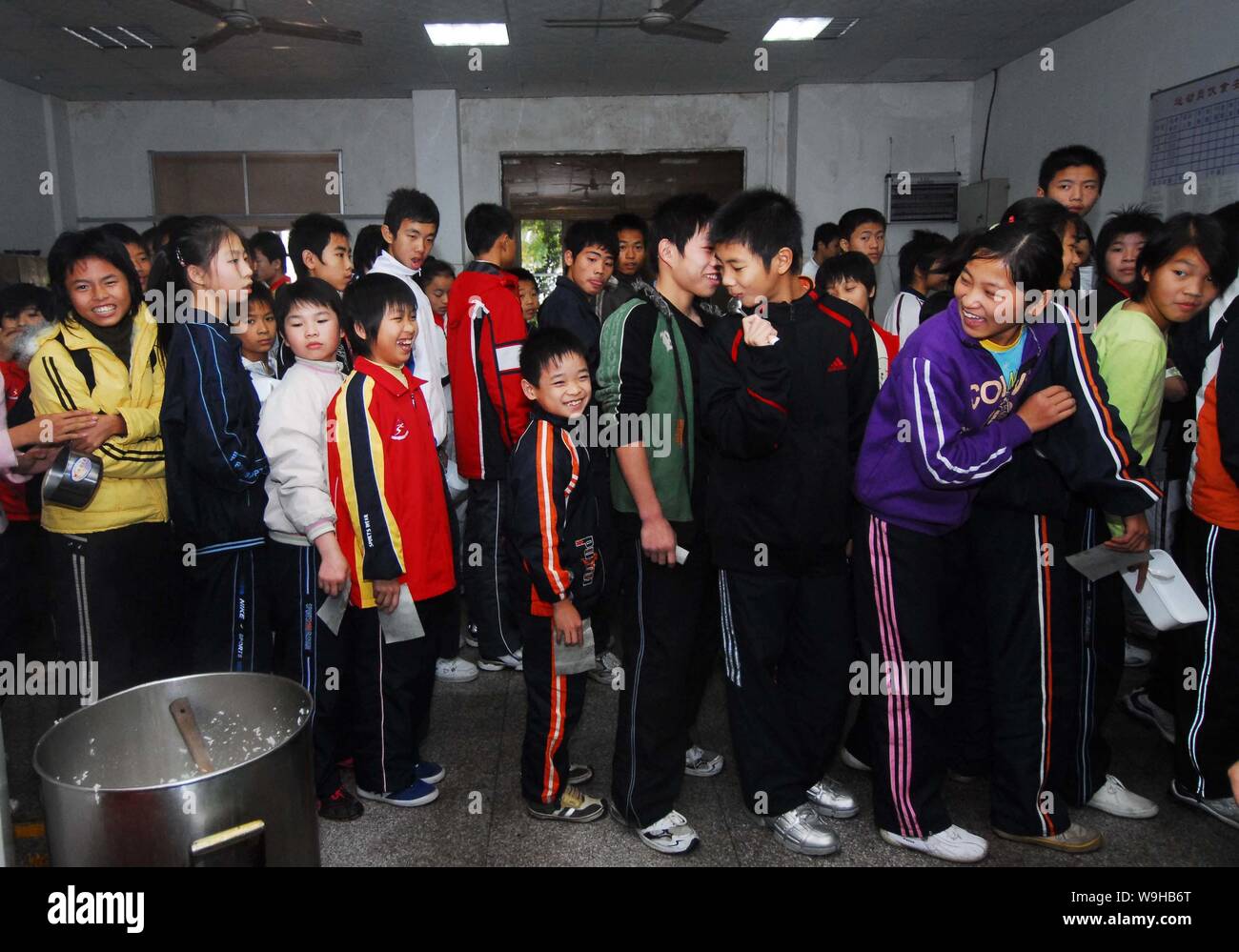 I bambini cinesi di attendere in linea per il loro pranzo dopo pesare il sollevamento della formazione a Xiamen Centro Sportivo in Xiamen, sudest Chinas provincia del Fujian, Januar Foto Stock