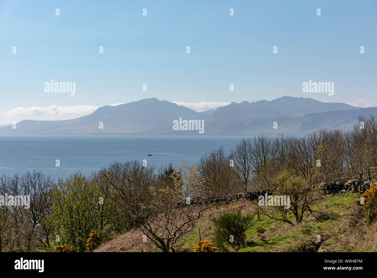 Vedute dell'isola di Arran da Ettrick Bay sull'Isle of Bute. Foto Stock