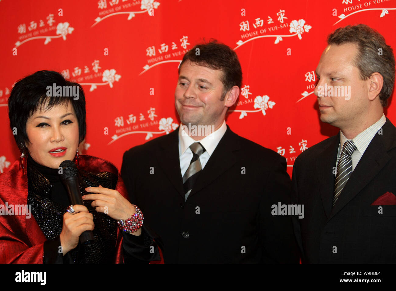 (L) Yue Sai Kan, CEO di Yue-Sai cosmetici, Ian Strickland, CEO della casa di Yue-Sai, e Richard Langone, Direttore creativo della casa di Yue-Sa Foto Stock