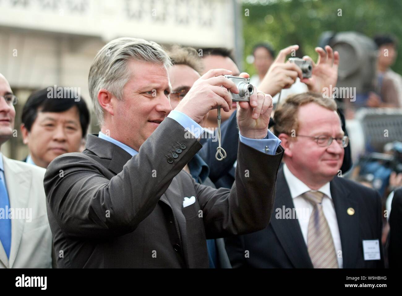 Il principe Filippo del Belgio, anteriore, seguita da altre visite di funzionari la scena della produzione di film Chinese-Belgian San Mao a un film productio Foto Stock