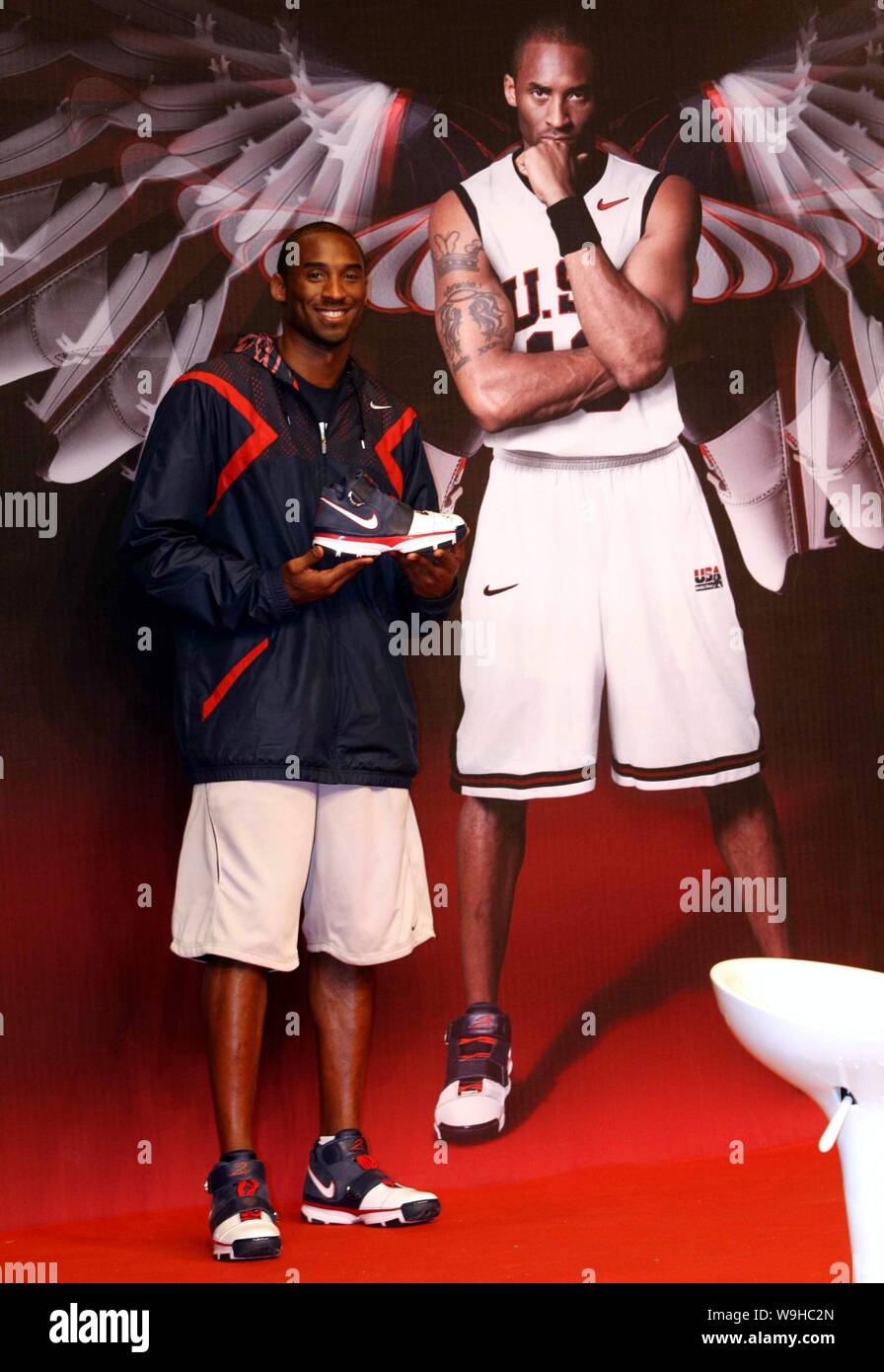 La superstar NBA Kobe Bryant dei Los Angeles Lakers mostra la sua Nike  Sport scarpe durante un incontro con i tifosi a Shanghai 8 settembre 2007.  Kobe Bryant un Foto stock - Alamy