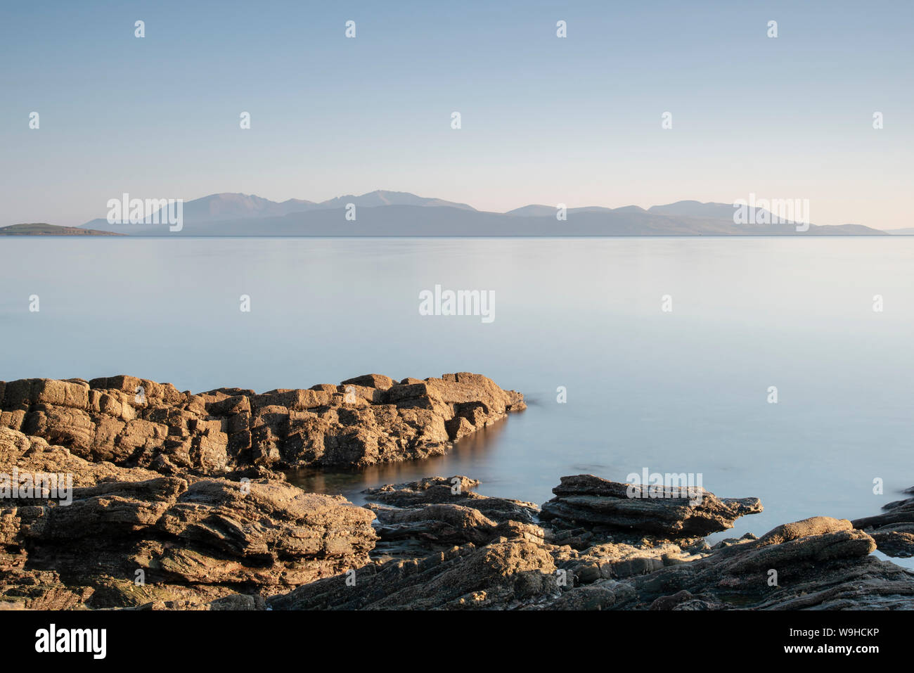 Vedute dell'isola di Arran da Ettrick Bay sull'Isle of Bute. Foto Stock