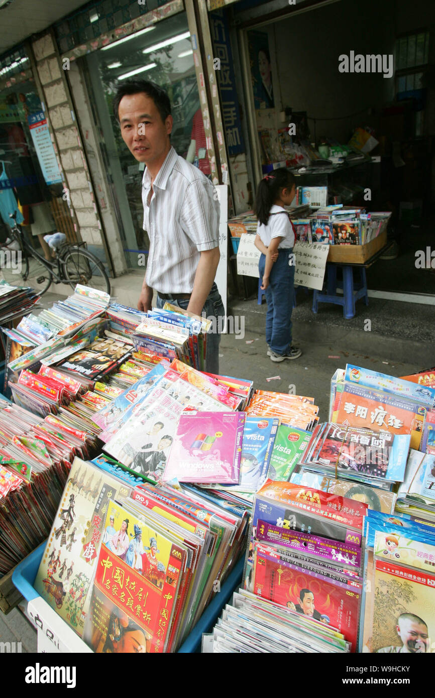 Un fornitore cinese vende software pirata copie e film in DVD in strada di Shanghai il 18 maggio 2007. Foto Stock