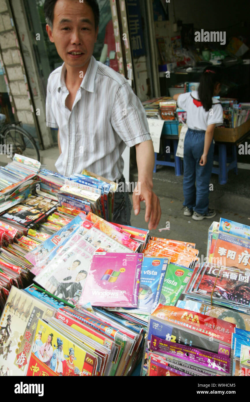 Un fornitore cinese vende software pirata copie e film in DVD in strada di Shanghai il 18 maggio 2007. Foto Stock