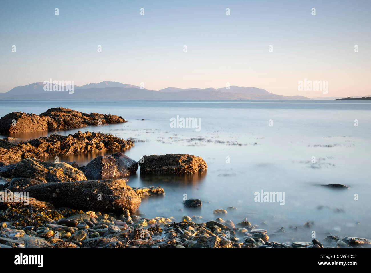 Vedute dell'isola di Arran da Ettrick Bay sull'Isle of Bute. Foto Stock