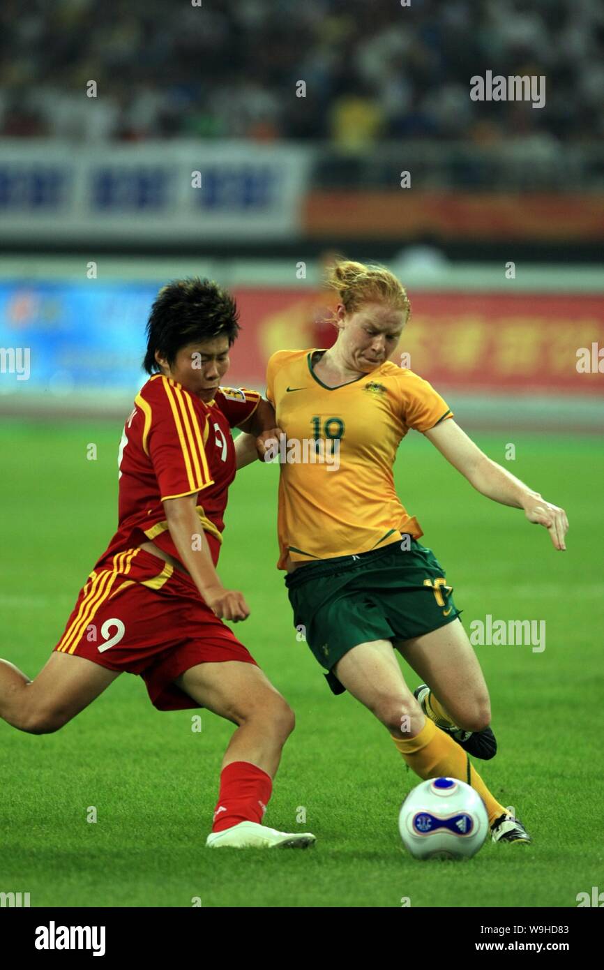 Chinas Ma Xiaoxu, sinistra, compete con Chiara Polkinghorne di Australia nel corso di un cordiale incontro di calcio tra la nazionale cinese di calcio delle donne e del team Foto Stock