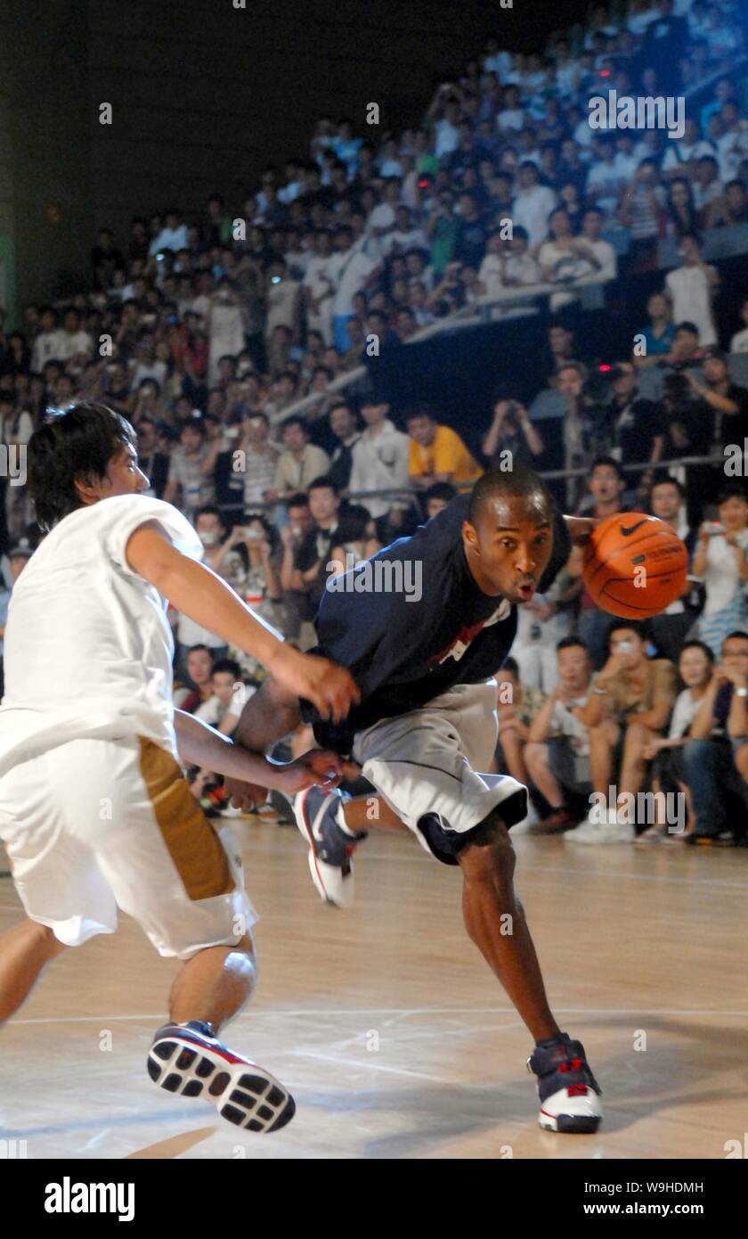 La superstar NBA Kobe Bryant dei Los Angeles Lakers, diritto, pullman cinese gli appassionati di basket durante un incontro con i tifosi a Shanghai 8 settembre 2007. Foto Stock