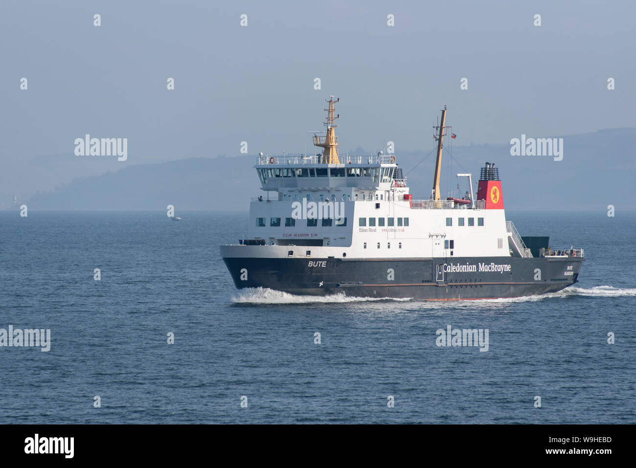 Un traghetto CalMac operanti sul Rothesay a Wemyss Bay crossing. Foto Stock