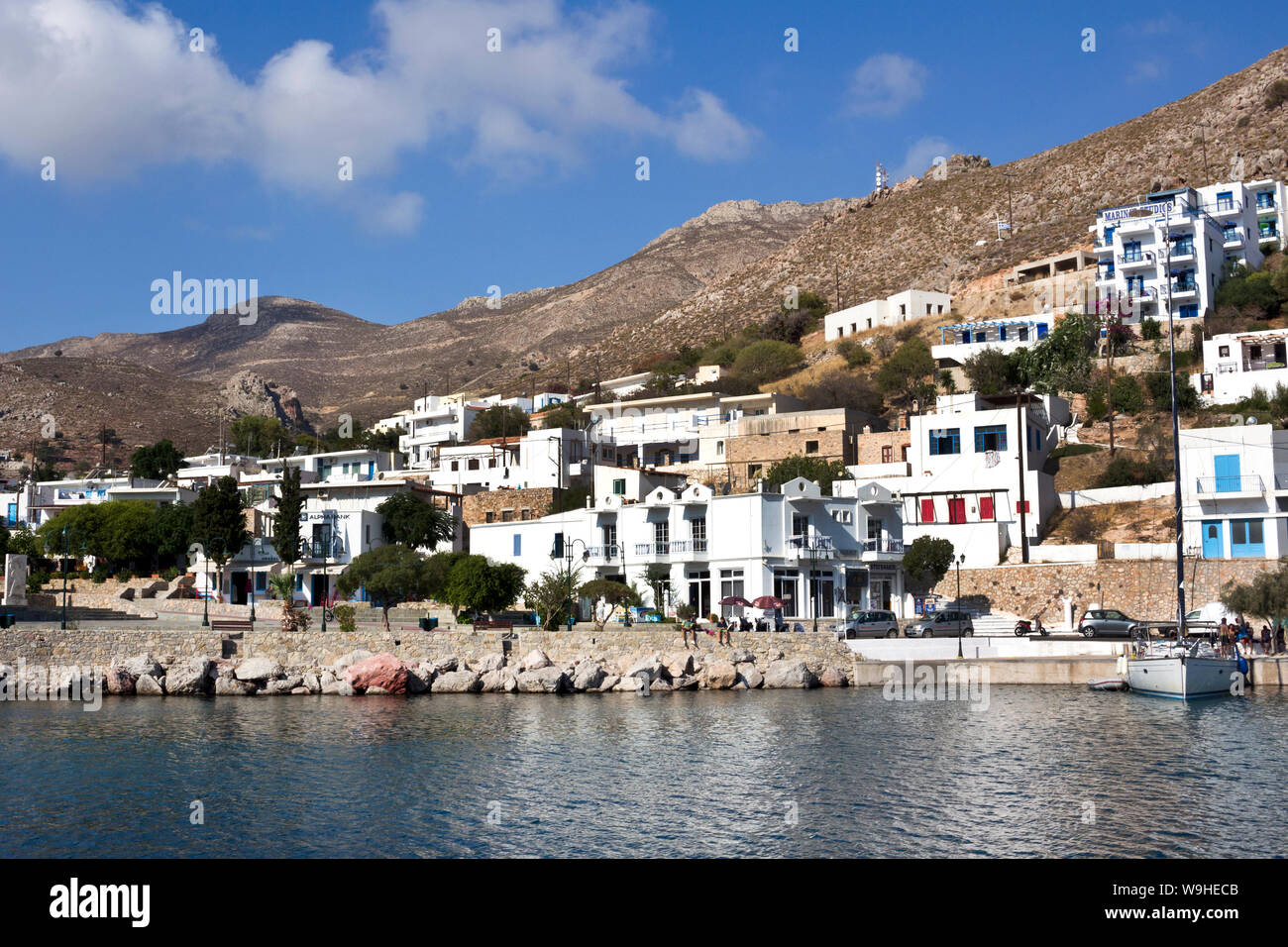 Tilos island - Il lungomare di Livadi villaggio tradizionale nel giorno di estate, il mare Egeo, isole Dodecanesi, Grecia Foto Stock