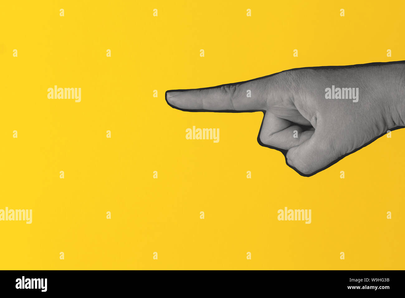 Bianco e nero donna di puntamento a mano. Immagine isolata su sfondo giallo. Elemento surrealista per progettazione, poster e banner. Stile rivista. Foto Stock