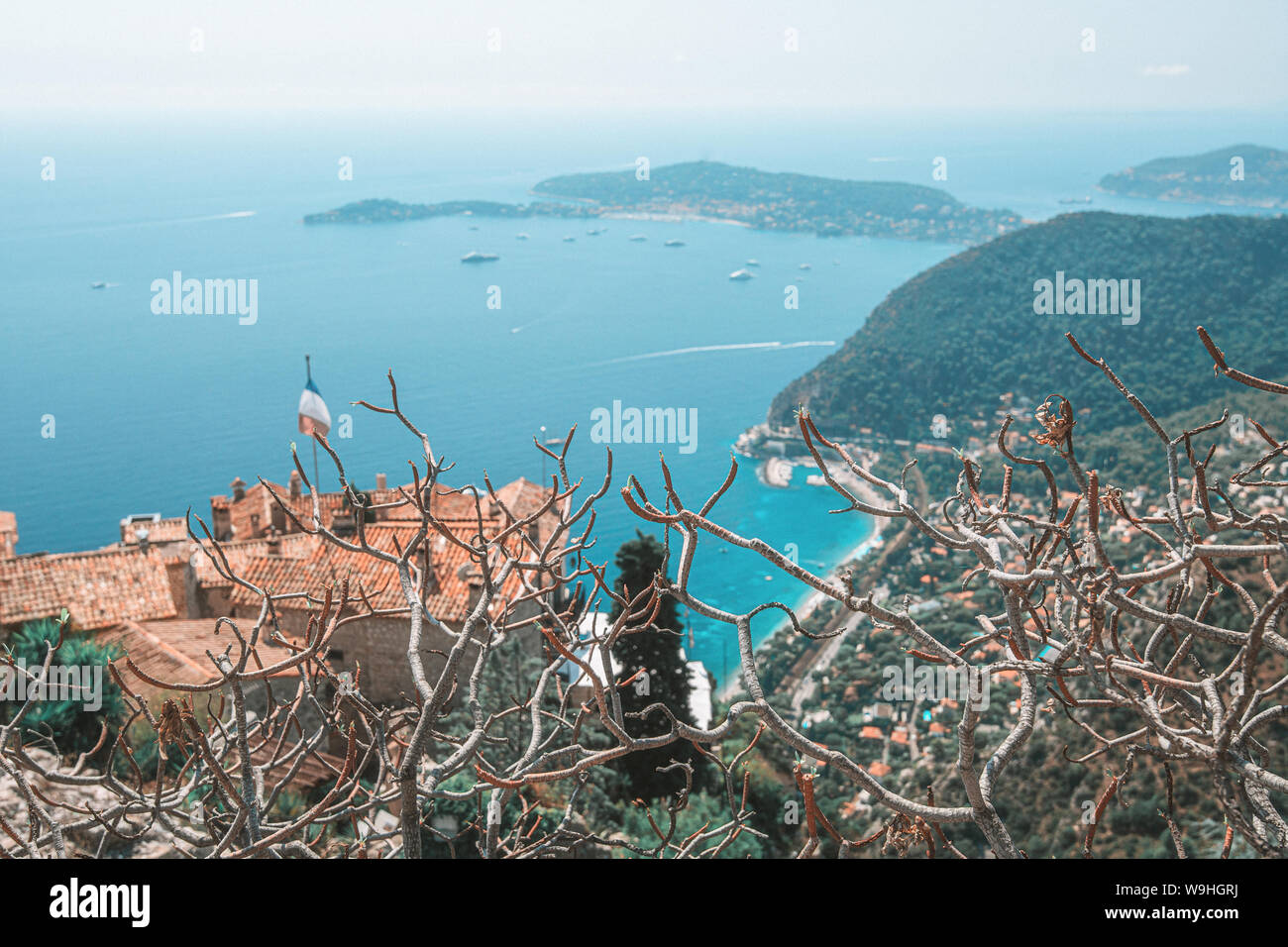 Vista sul Mare Mediterraneo sui tetti del pittoresco borgo medievale di Eze con la Saint-Jean-Cap-Ferrat penisola sull'orizzonte a Francoforte Foto Stock