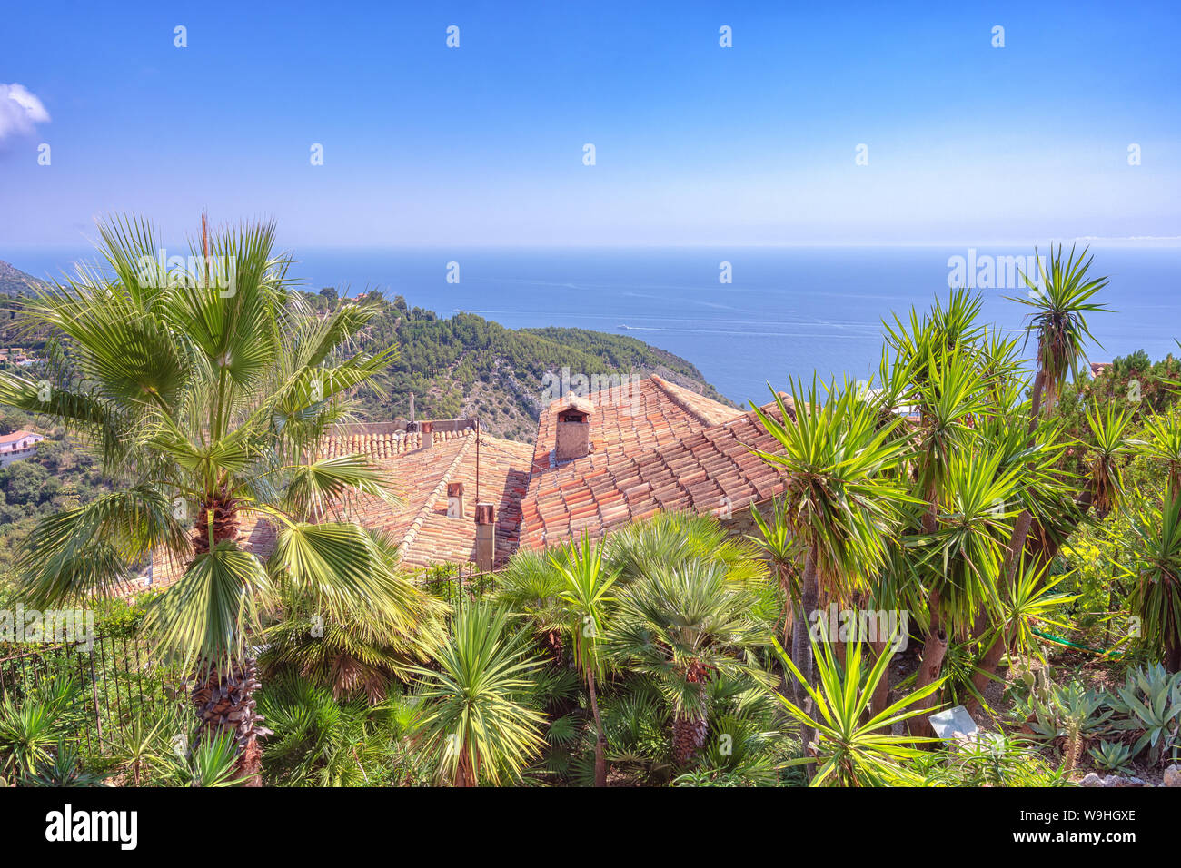 Vista sul Mare Mediterraneo sui tetti del pittoresco borgo medievale di Eze in Francia Foto Stock