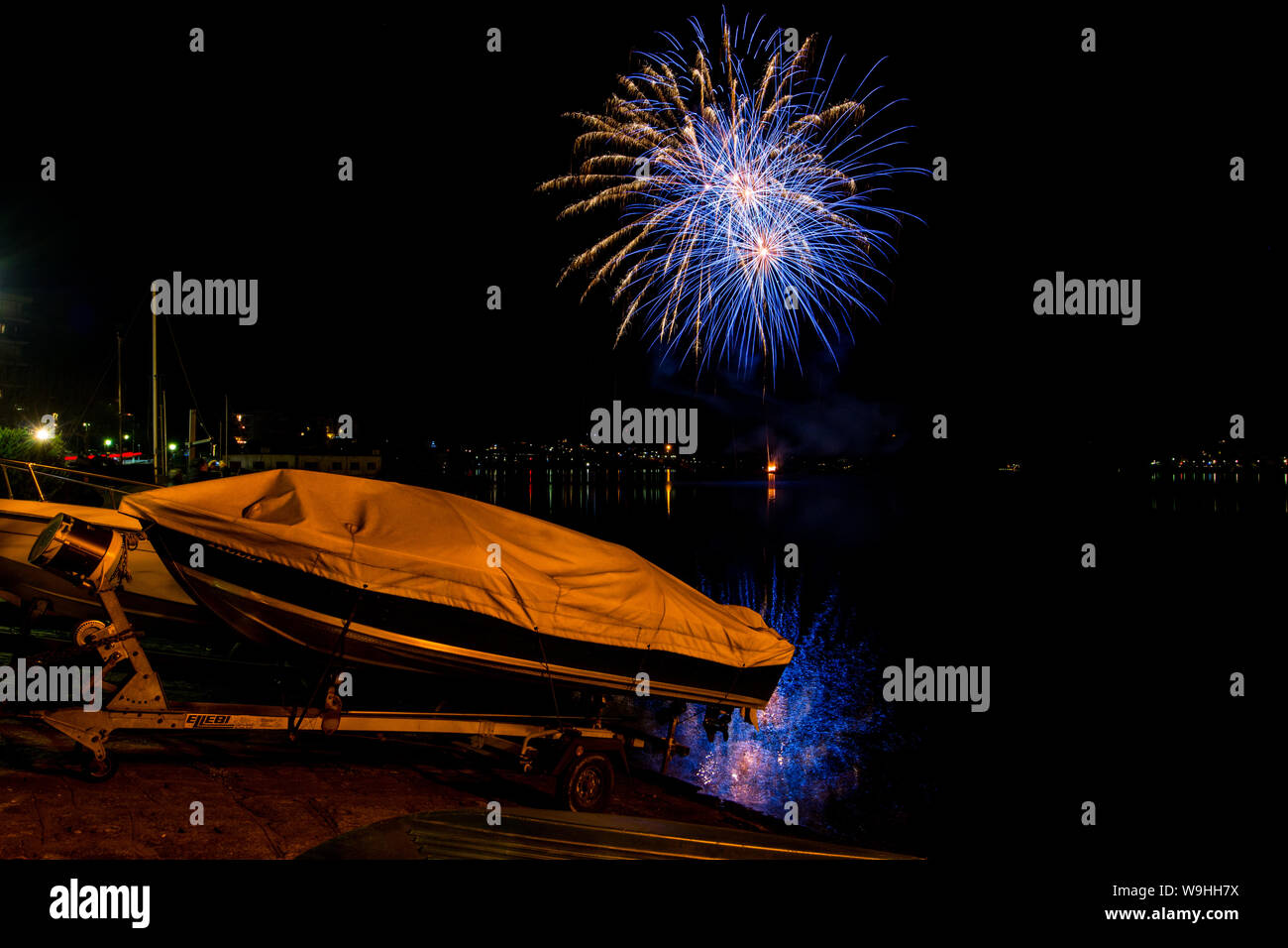 Spettacolo di fuochi d'artificio di Omegna, Lago d'Orta, Provincia di Verbania, Piemonte, Italia Foto Stock