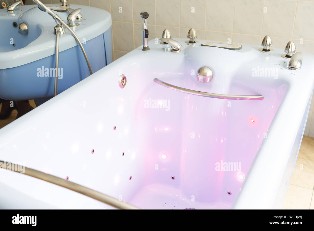Medical vasca calda nel trattamento di riabilitazione camera. Foto Stock