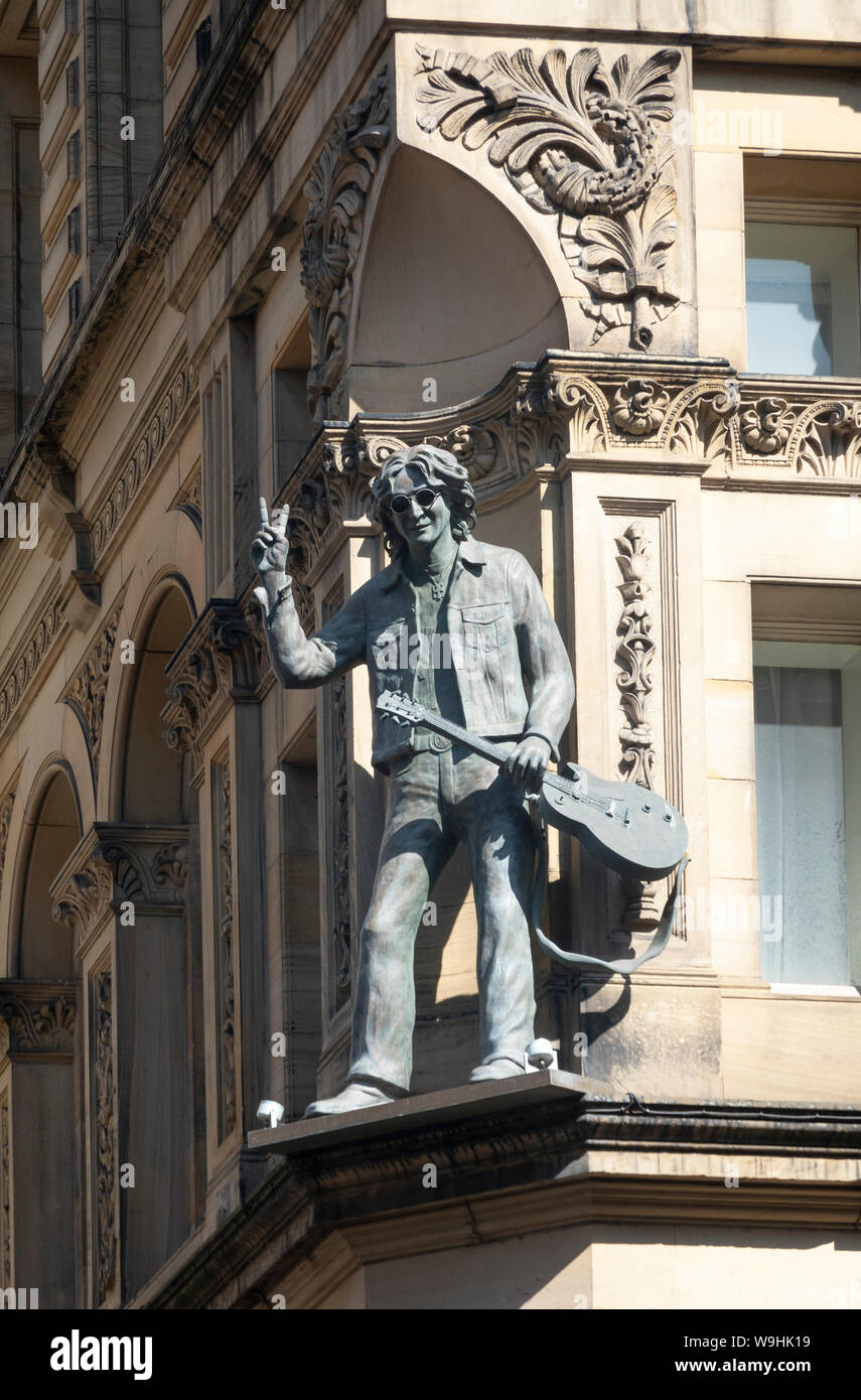 John Lennon statua su una sporgenza del Hard Days Night Hotel in Liverpool Foto Stock