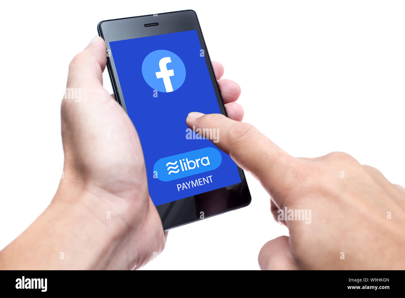 Facebook Libra logo coin icona sulla schermata dello smartphone su sfondo bianco, nuova moneta internet utilizzando blockchain per il mondo moderno e pagamento bacnking. Foto Stock