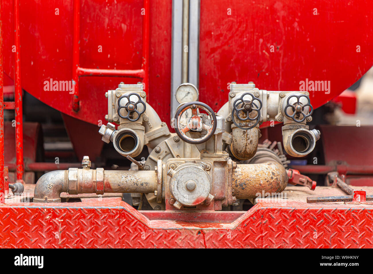 Valvola pompa acqua jet flessibile con serbatoio di acqua il manometro da nascondere dei camion dei pompieri Foto Stock Valvola pompa acqua jet flessibile con serbatoio di acqua il manometro da nascondere dei camion dei pompieri Foto Stock