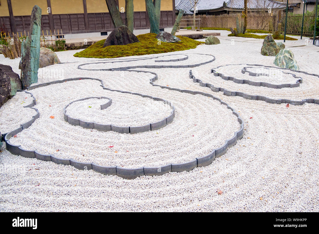Giapponese giardino zen giardino zen pietra di meditazione in linee sabbia per il rilassamento di equilibrio e armonia della spiritualità o wellness a Kyoto, Giappone Foto Stock