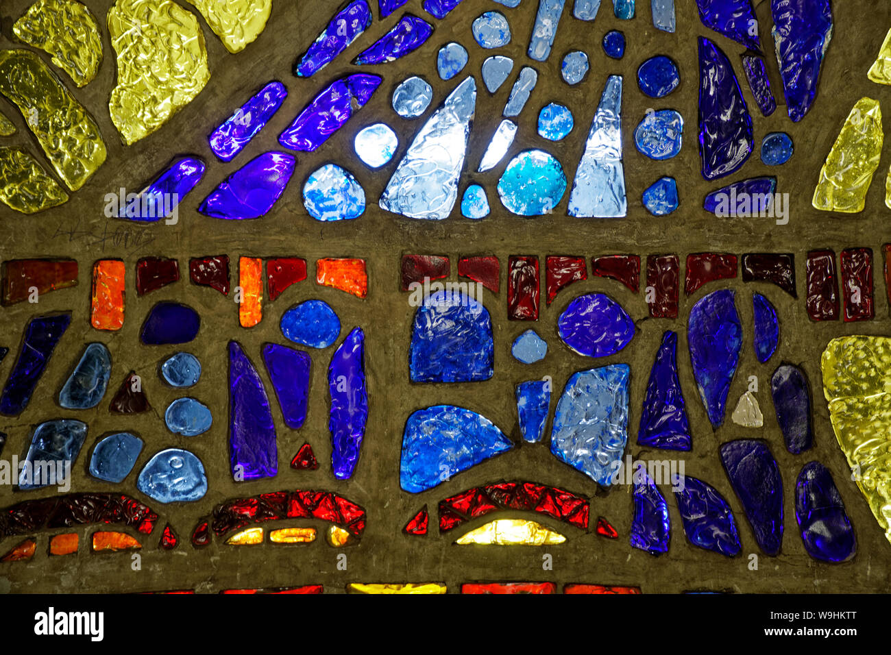 Mosaico di vetro da diversi pezzi con luci colorate. Foto Stock