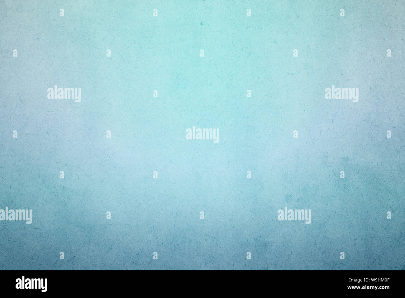 La luce blu colori gradiente vernice ad acquerello su carta vecchia con sbavature di granella sporca astratto di texture per Foto Stock
