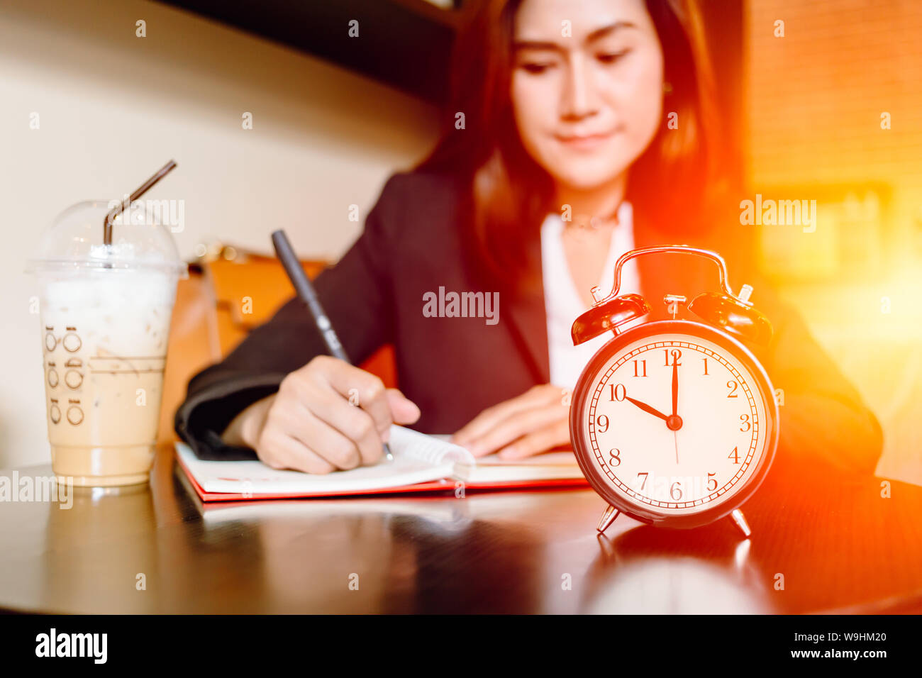 Asian Business girl le ore di lavoro in cafe con time clock e caffè felice godere di umore Foto Stock