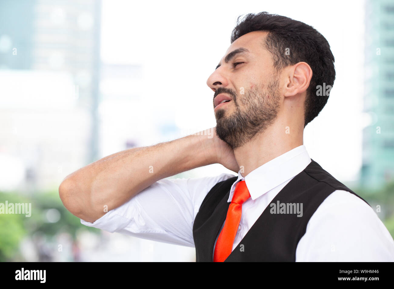 Imprenditore latina dolore al collo, fatica dal duro lavoro la sindrome di office Foto Stock