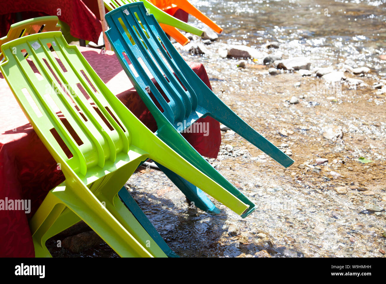 Sedie di plastica infilati nelle, aree da pranzo su Riverbed in Sti Fadma - Ourika Valley - Marocco Foto Stock