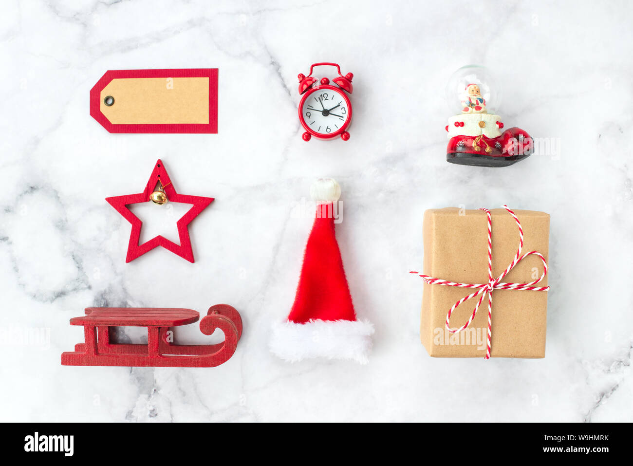 Set di vari dettagli di Natale: regali, datails, giocattoli su bianco grigio Sfondo marmo. Vista superiore, piatto laici. Foto Stock