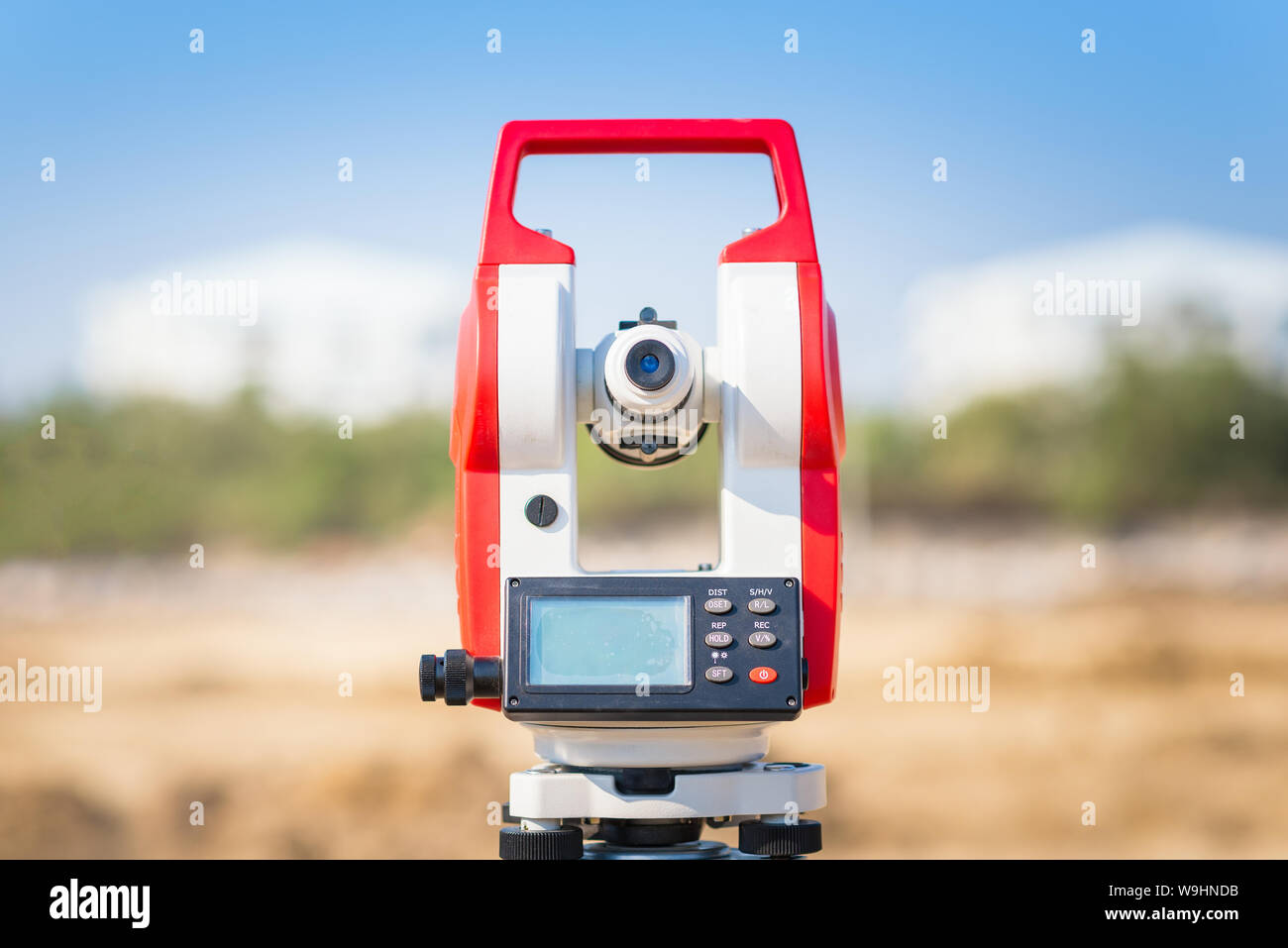 Geometra tacheometer attrezzature o teodolite esterni al sito in costruzione per un ingegnere civile controllo dell'area di costruzione Foto Stock