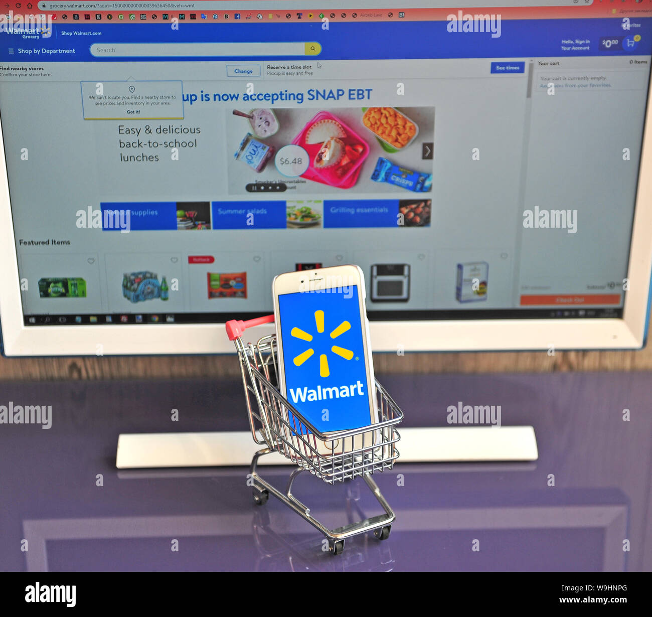 YAROSLAVL, RUSSIA - Agosto 13, 2019: Walmart logo in smartphone e sito web su sfondo. Foto Stock