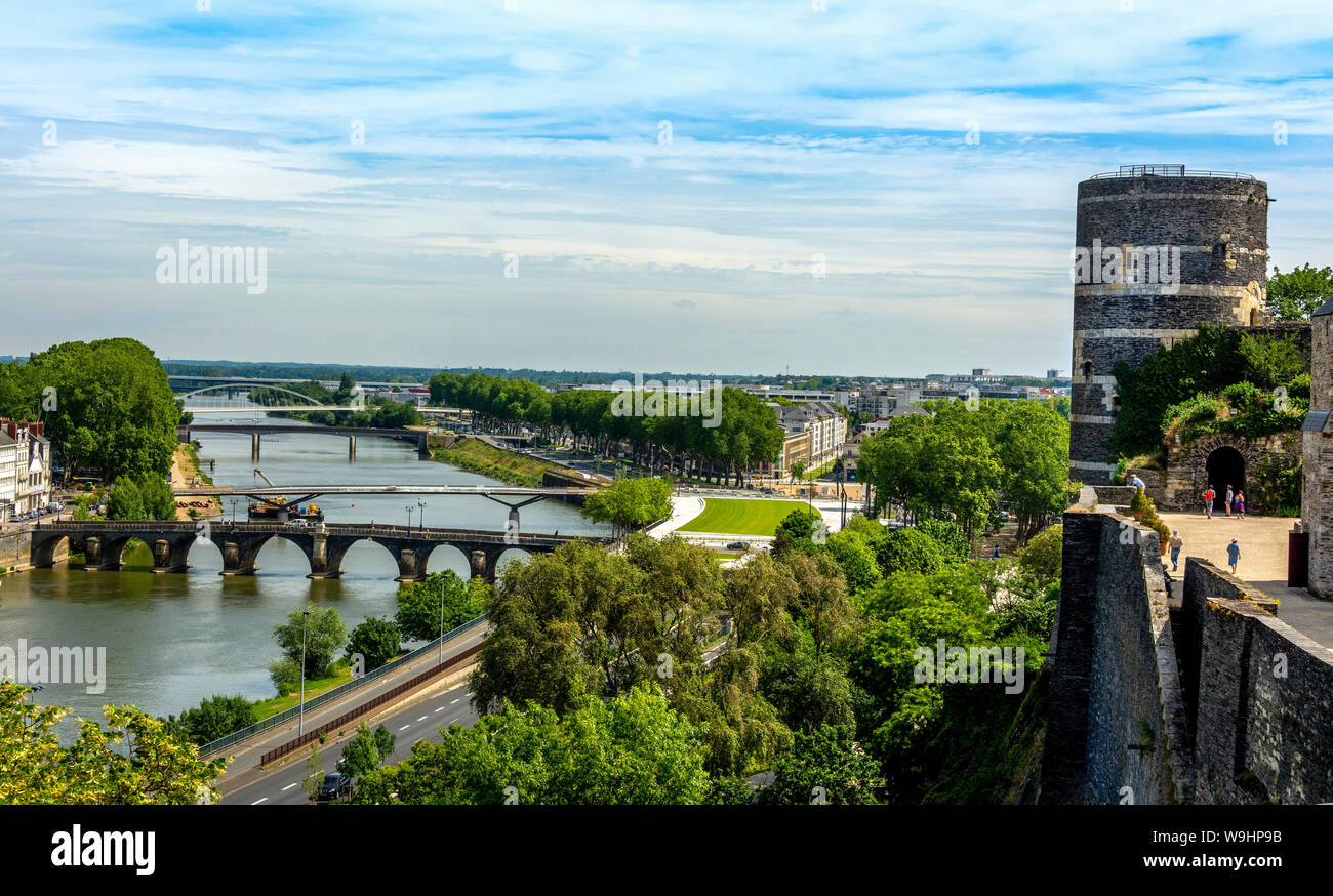 Vista sul fiume Maine da bastioni del Château d'Angers, Angers, Maine-et-Loire Department, Pays de la Loire, Francia Foto Stock