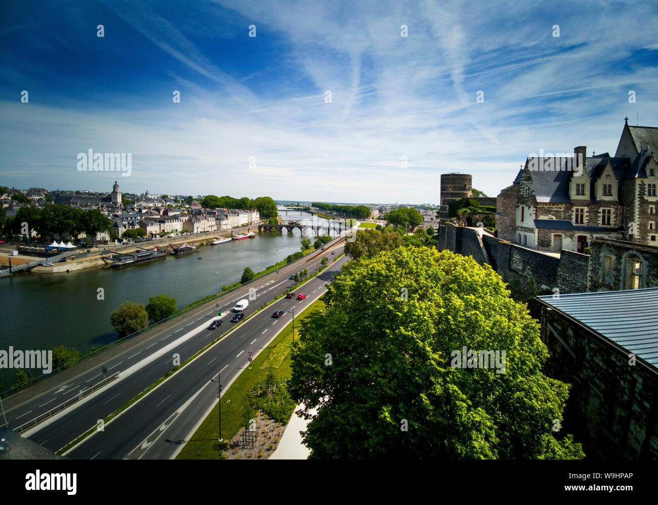 Vista sul fiume Maine da bastioni del Château d'Angers, Angers, Maine-et-Loire Department, Pays de la Loire, Francia Foto Stock