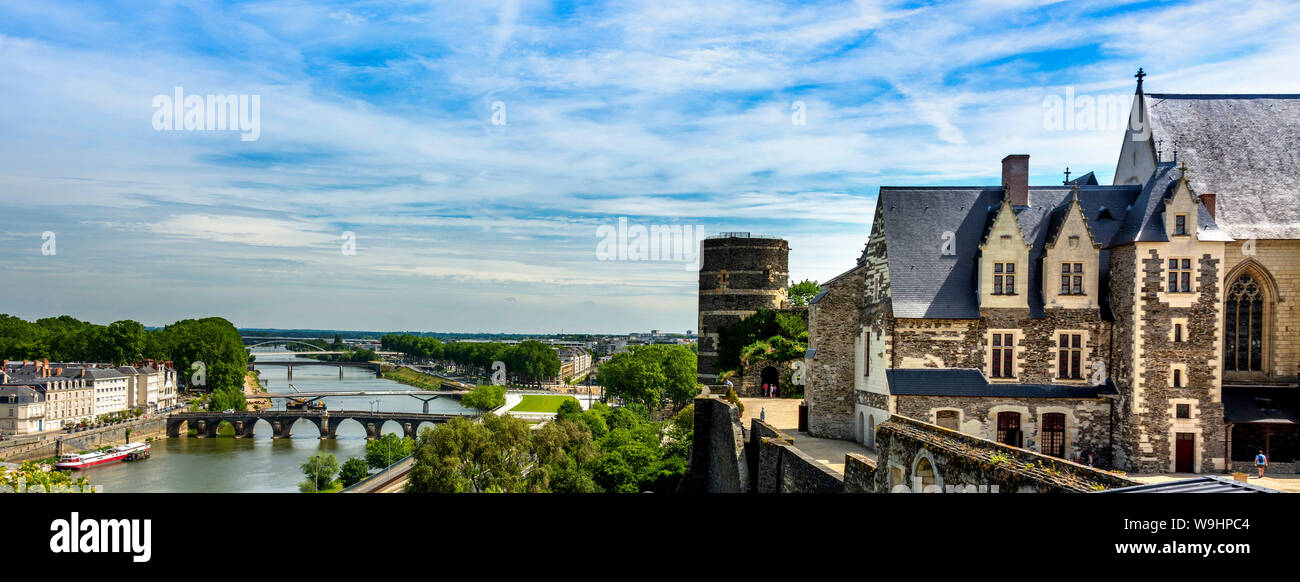 Vista sul fiume Maine da bastioni del Château d'Angers, Angers, Maine-et-Loire Department, Pays de la Loire, Francia Foto Stock