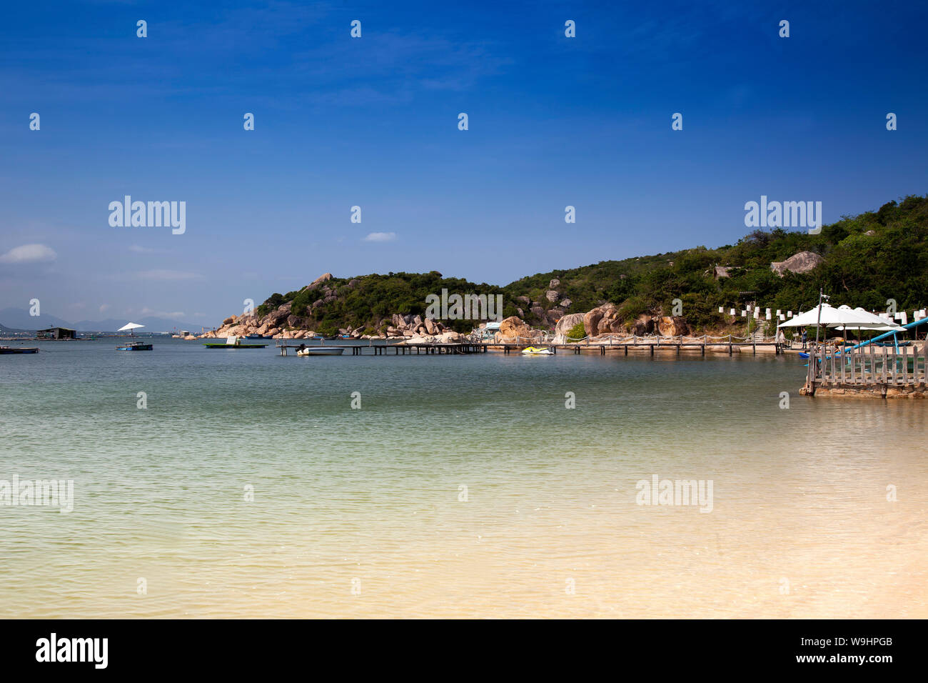 La spiaggia e il resort di Sao Bien nella baia di Cam Ranh,sul mare del sud della Cina, Ninh Thuan, Vietnam, Asia, 30074599 Foto Stock