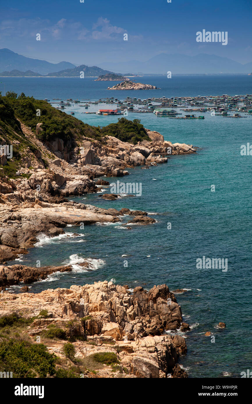 Costa rocciosa paesaggio ordinato il mercato galleggiante di Binh appeso a Vinh Hy, sul Mare della Cina del Sud,Ninh Thuan, Vietnam , 30074662 Foto Stock