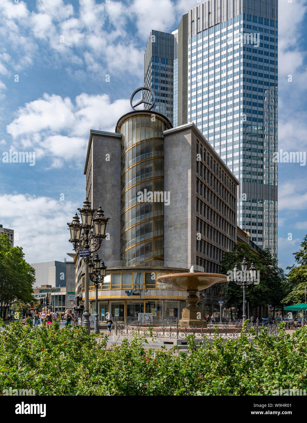 Junior Haus fu costruito nel 1951 sulla Kaiserplatz nel centro città di Francoforte. Progettato da architetto Wilhelm Berentzen. Mercedes aveva uno showroom vi. Foto Stock