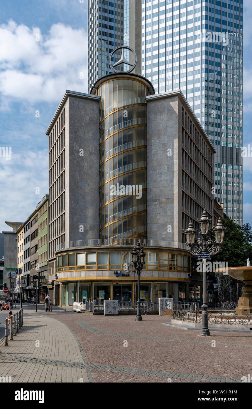 Junior Haus fu costruito nel 1951 sulla Kaiserplatz nel centro città di Francoforte. Progettato da architetto Wilhelm Berentzen. Mercedes aveva uno showroom vi. Foto Stock
