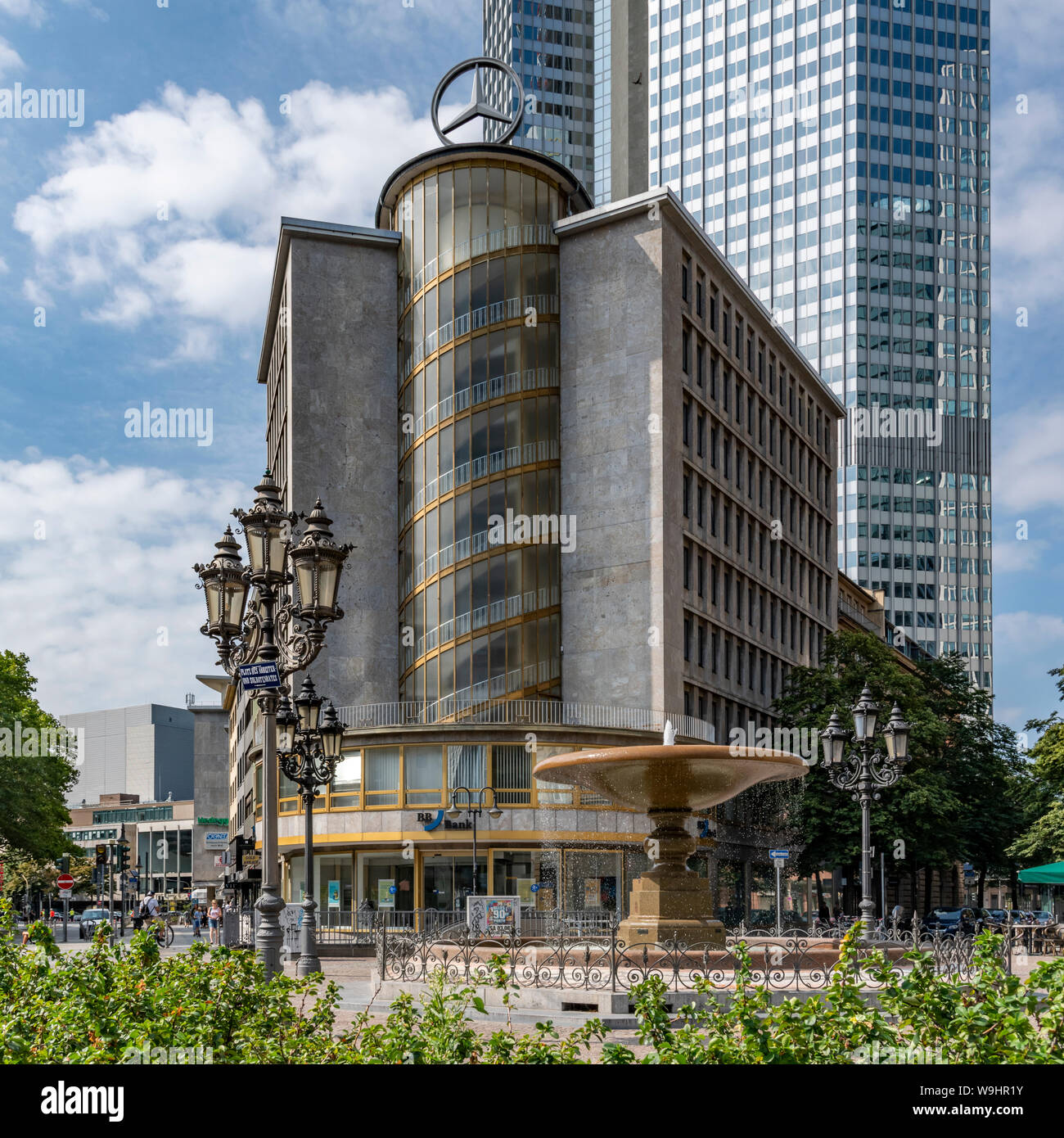Junior Haus fu costruito nel 1951 sulla Kaiserplatz nel centro città di Francoforte. Progettato da architetto Wilhelm Berentzen. Mercedes aveva uno showroom vi. Foto Stock