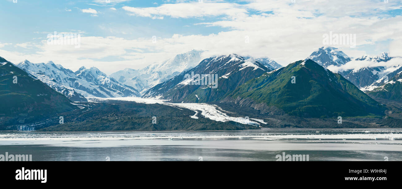 Un piccolo ghiacciaio sul yakutat bay in Alaska che sembra essere il restringimento con il st Elias montagne sullo sfondo Foto Stock