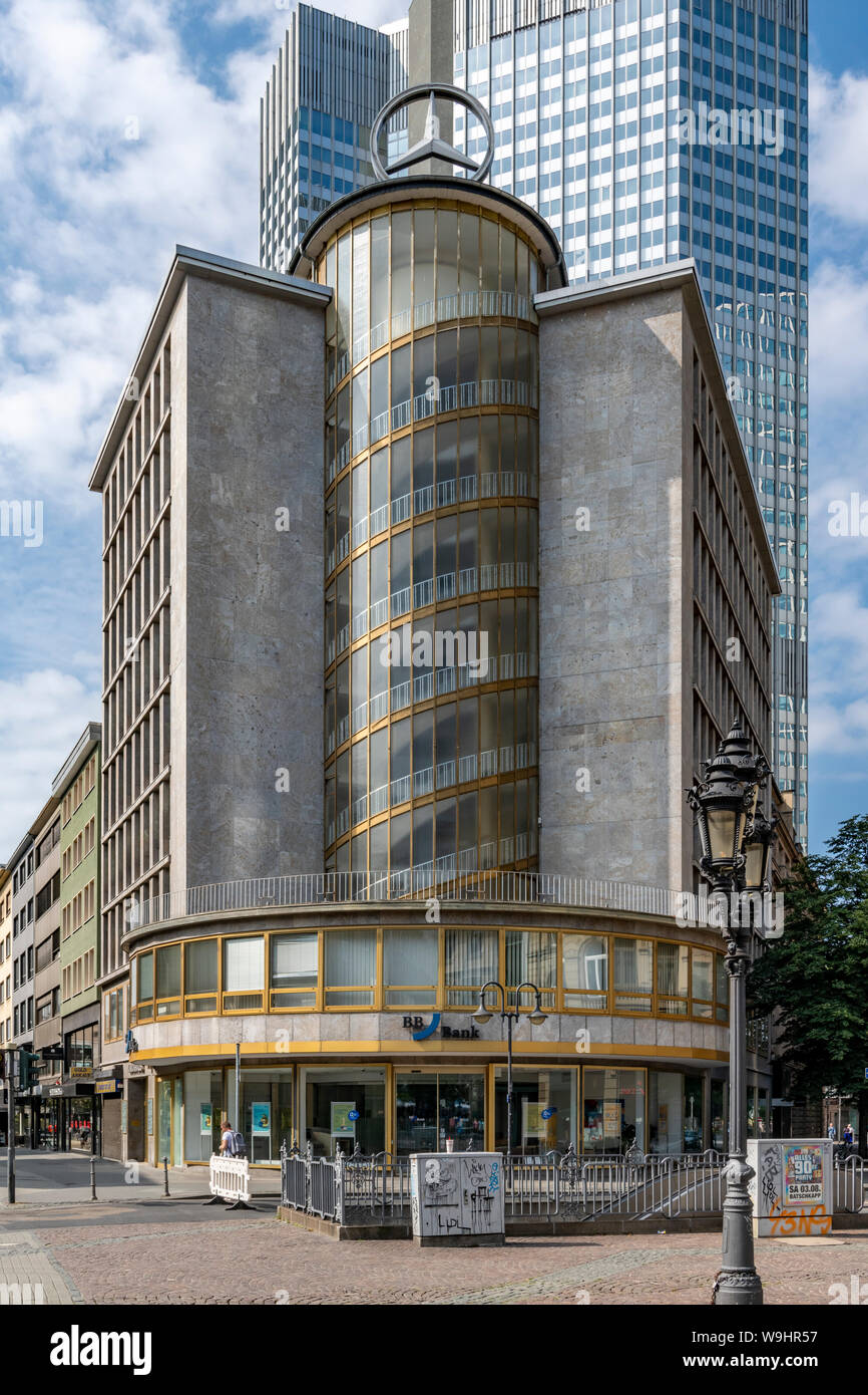 Junior Haus fu costruito nel 1951 sulla Kaiserplatz nel centro città di Francoforte. Progettato da architetto Wilhelm Berentzen. Mercedes aveva uno showroom vi. Foto Stock