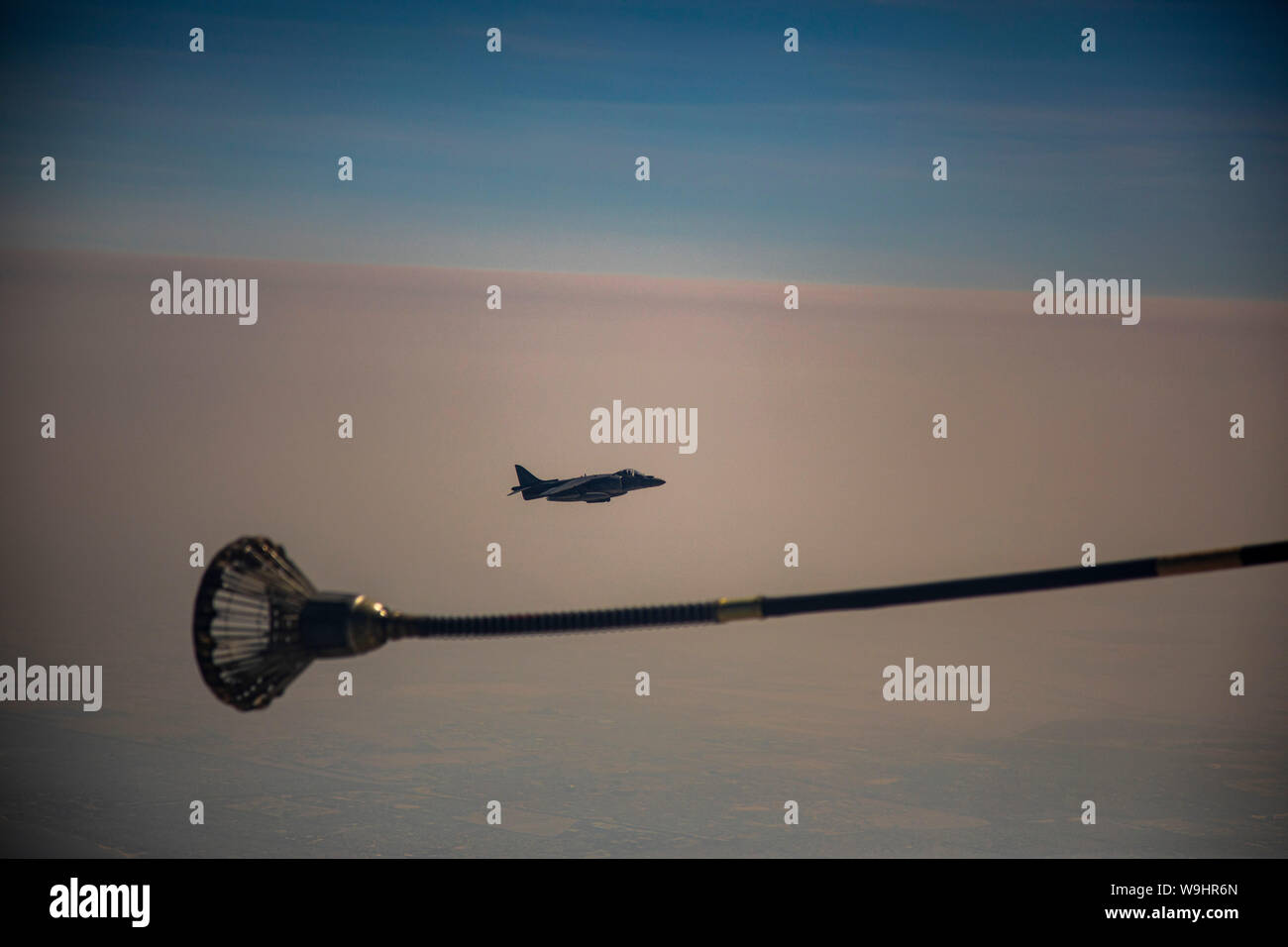 Un AV/8B Harrier, attraversato da una U.S. Marino Marini con lo squadrone di attacco (VMA) 311, fissato per scopi speciali Air-Ground Marine Task Force Response-Central crisi comando, si diparte il sito di rifornimento dopo il rifornimento di antenna in Kuwait, 11 Agosto, 2019. Il SPMAGTF-CR-CC è progettato per muoversi con velocità e precisione per operazioni di sostegno in tutto il Medio Oriente. (U.S. Marine Corps foto di Sgt. Miguel A. Rosales) Foto Stock