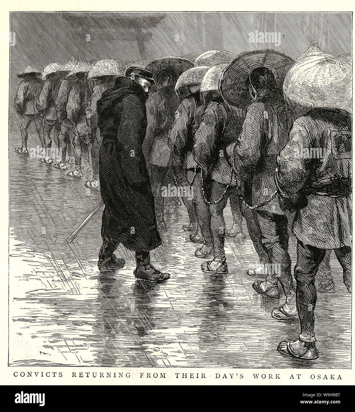 [ 1890 Giappone - prigionieri ] - Un funzionario di polizia guardie prigionieri, indossando sugegasa (carici-tessuto cappelli) e waraji (sandali di paglia), che stanno tornando in prigione dopo una giornata di lavoro. Pubblicato nel British settimanale giornale illustrato il grafico il 15 aprile 1893 (Meiji 26). Testo originale: "Forzati di ritorno dai loro giornata di lavoro a Osaka.' ottocento giornale vintage illustrazione. Foto Stock