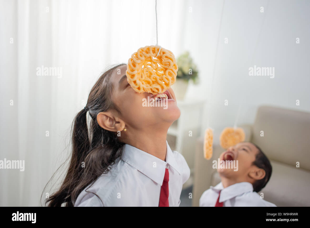 Makan lomba kerupuk Foto Stock