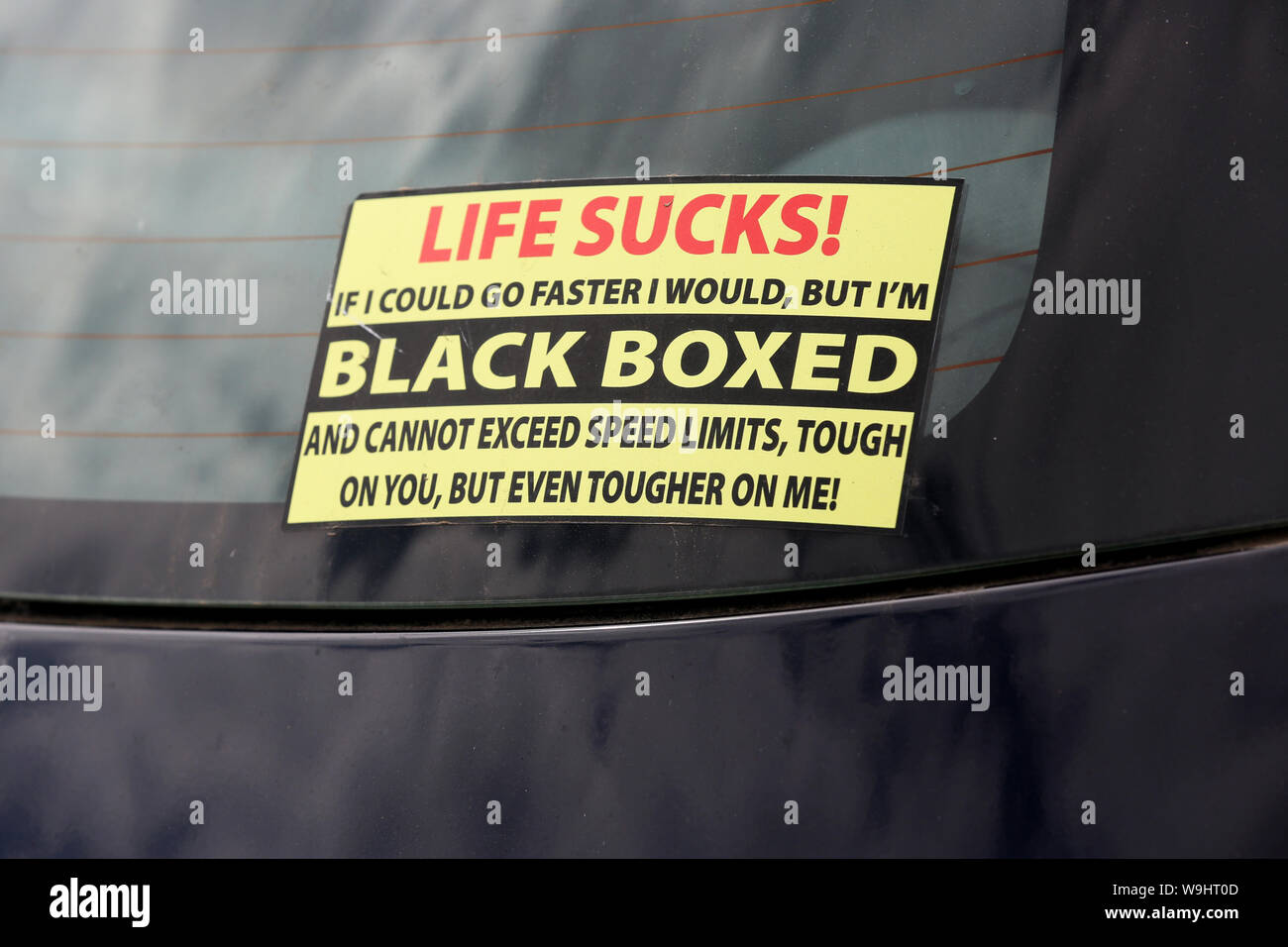 Adesivo auto sciocco insoddisfatto di avere una scatola nera montata per ridurre la velocità delle automobili. Foto a Bognor Regis, West Sussex, Regno Unito. Foto Stock