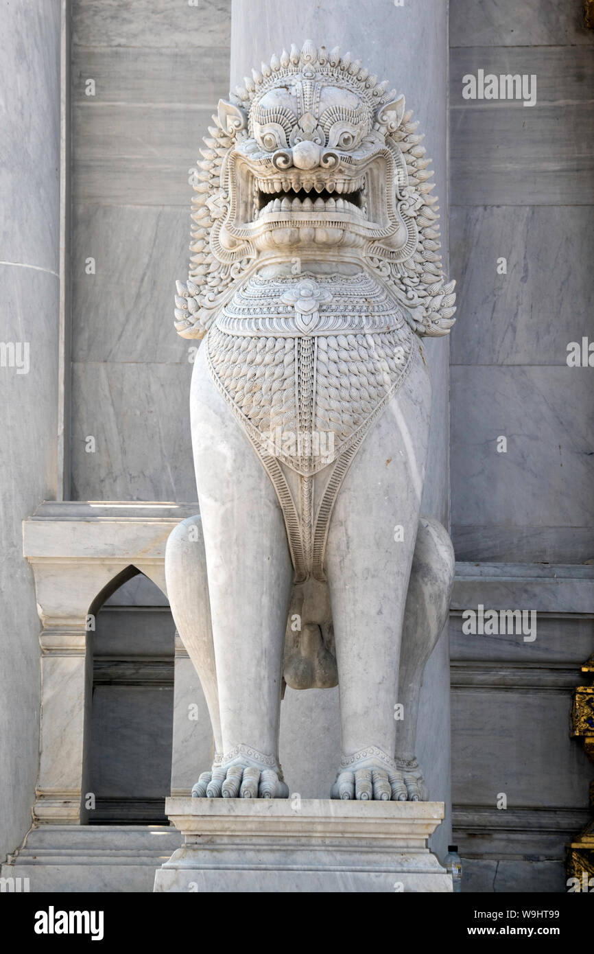 Leone in marmo statua di guardia all'ingresso della sala di ordinazione del tempio in marmo in Bangkok Foto Stock