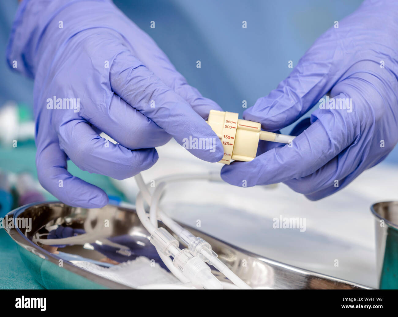 Medico mantiene un flusso di comporre su un tavolo ospedaliero, immagine concettuale Foto Stock